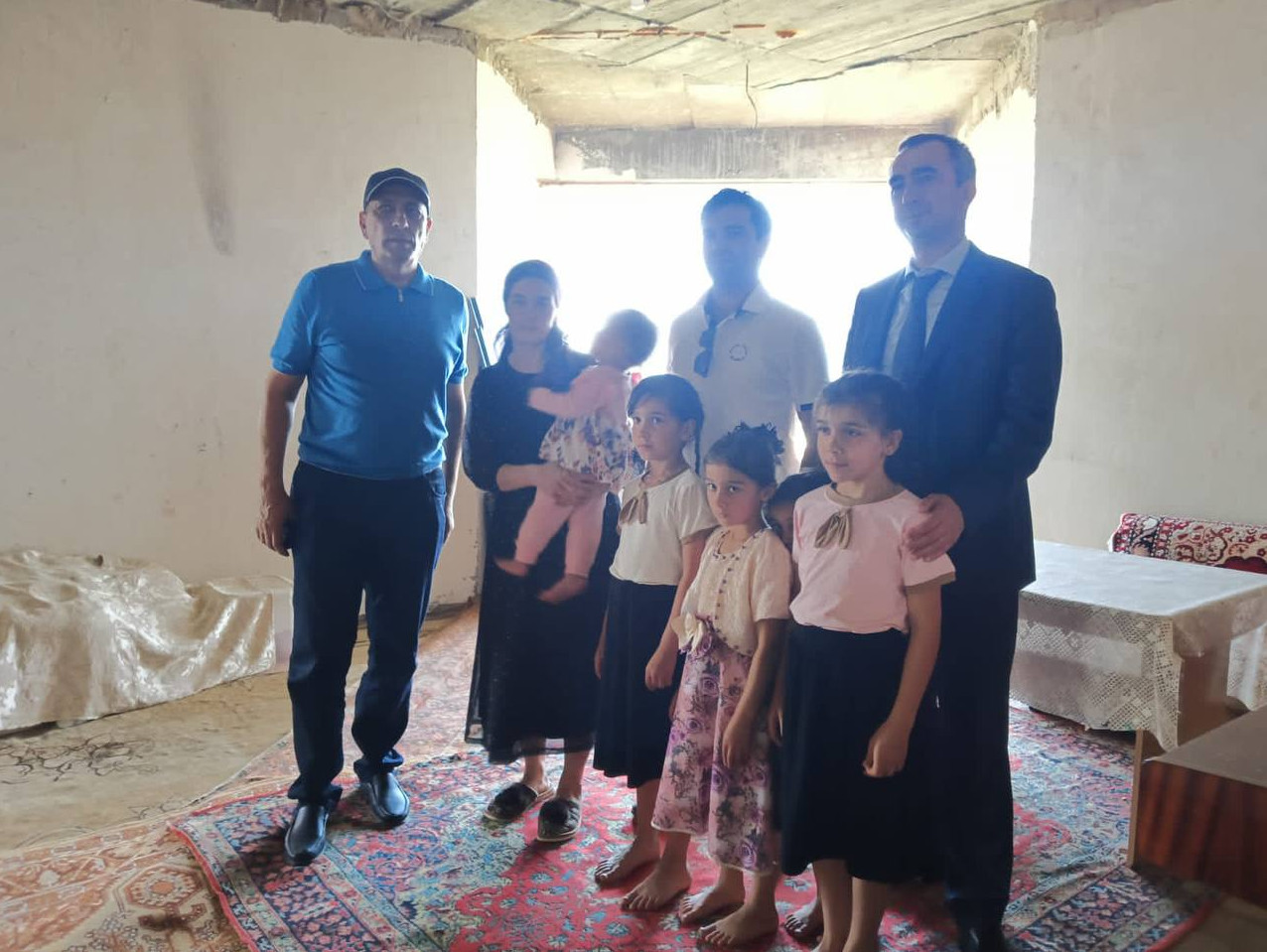 Министр по земельным и имущественным отношениям Республики Дагестан Заур Эминов и директор КЦСОН г. Дербент  Теймур Саругланов посетили многодетную семью Адиловых, в которой воспитывается 10 детей.